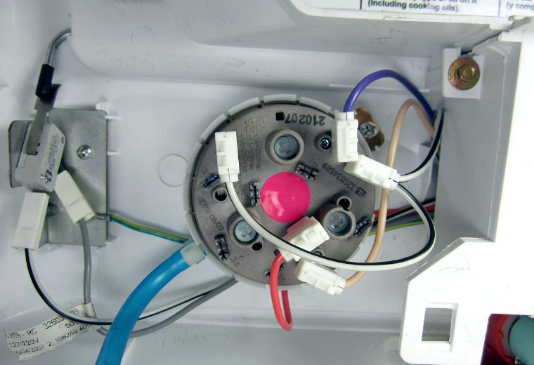 Замена датчика воды в стиральной машине AEG